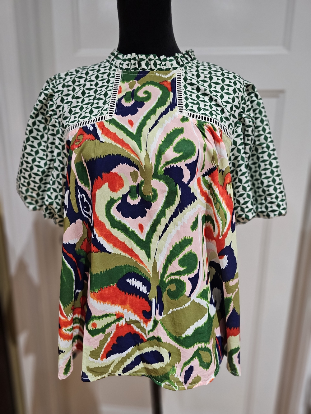 JODIFL Multicolor Printed Puff-Sleeve Blouse with Green Geo Yoke